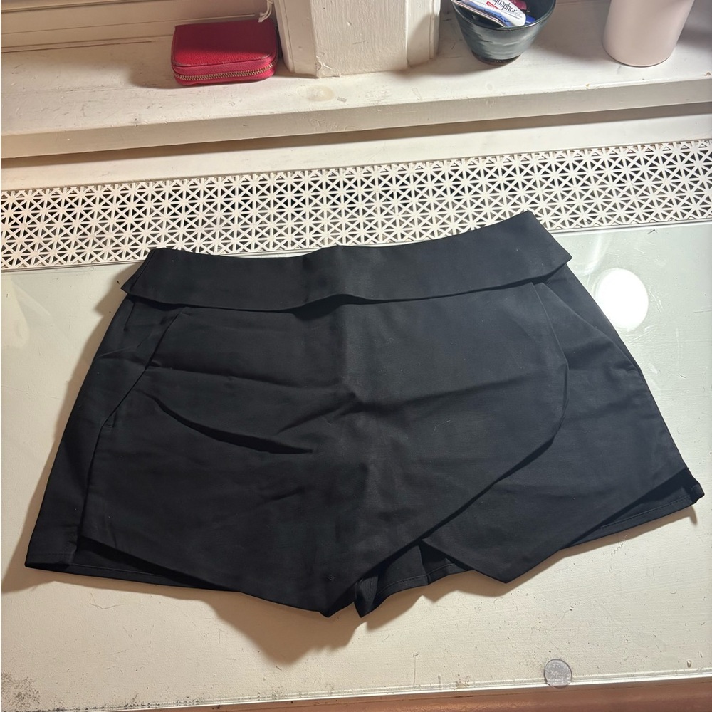 Aritzia Talula black skort